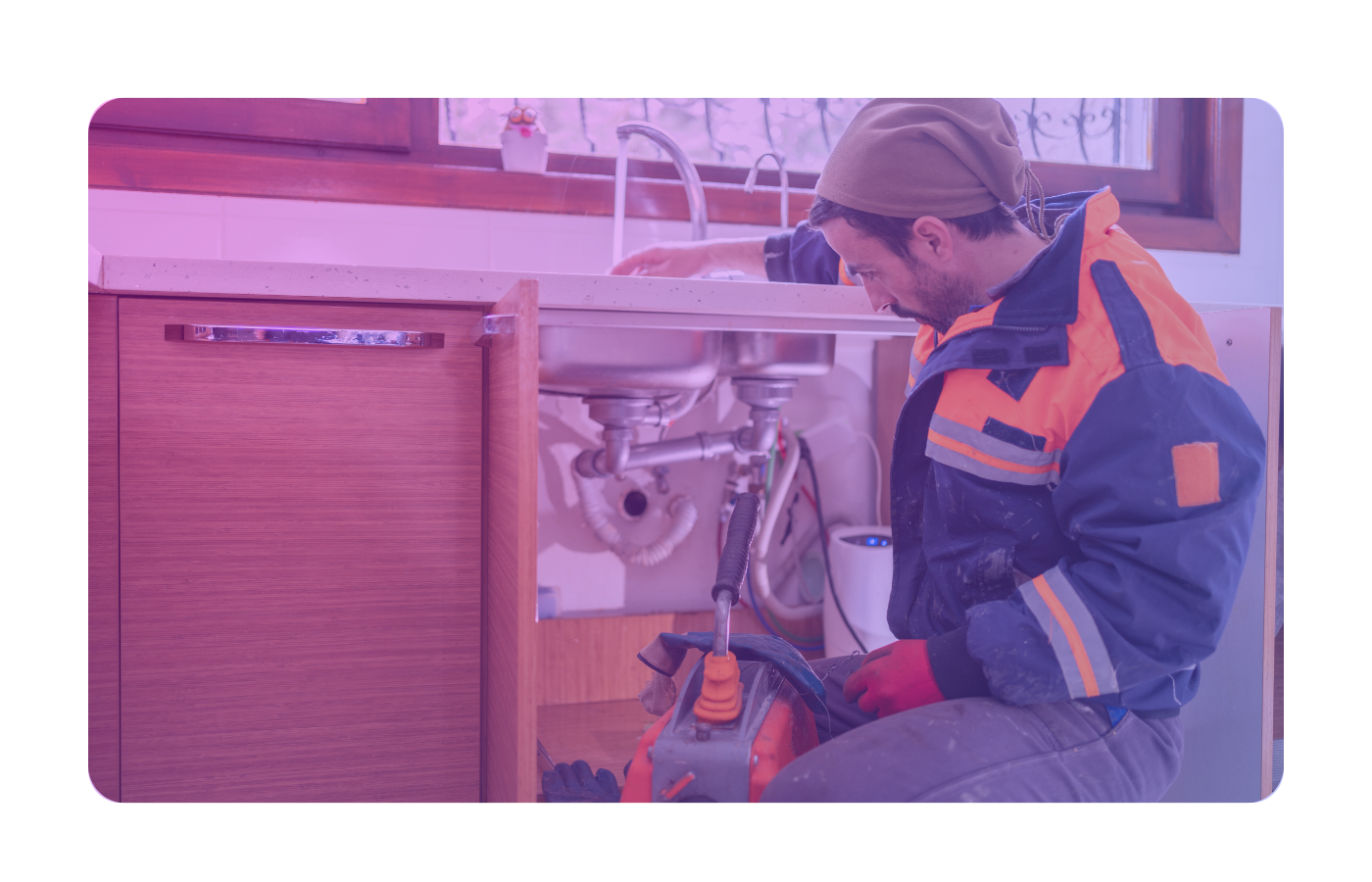 Perito evaluando un siniestro registrado automáticamente por IAfon con inteligencia artificial