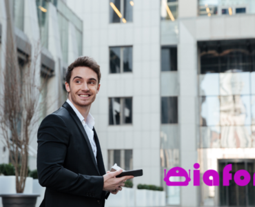 Hombre de negocios frente a oficina representando la gestión eficiente de llamadas con la IA de IAfon.