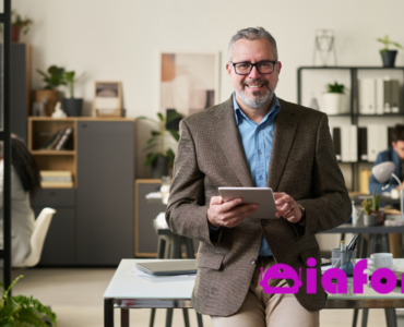 Agente IA atendiendo llamadas de clientes en empresa con sistema automatizado de atención telefónica