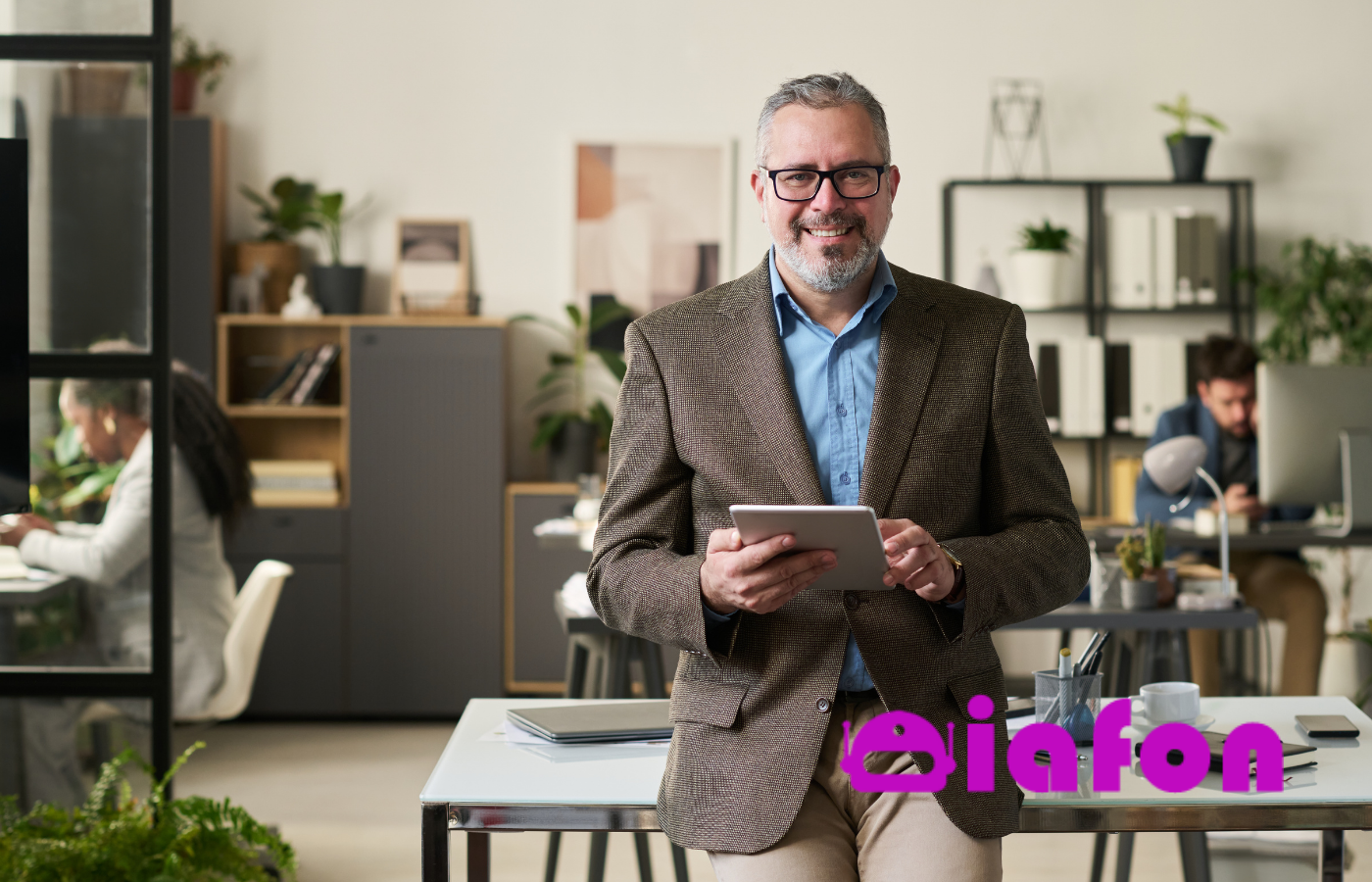 Agente IA atendiendo llamadas de clientes en empresa con sistema automatizado de atención telefónica