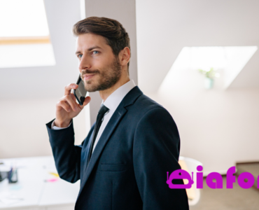 Agente inmobiliario hablando por teléfono mientras utiliza el Agente IA de iafon para captación de leads.