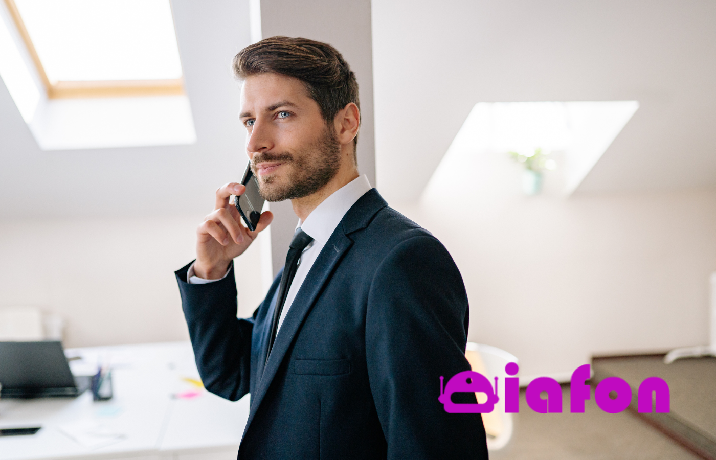 Agente inmobiliario hablando por teléfono mientras utiliza el Agente IA de iafon para captación de leads.